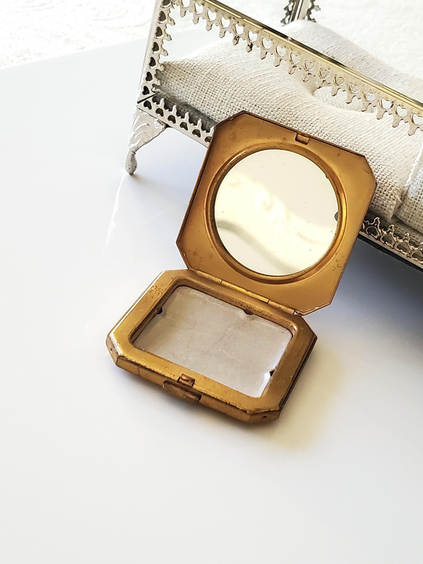 Small Vintage Richard Hudnut Square Gold Compact