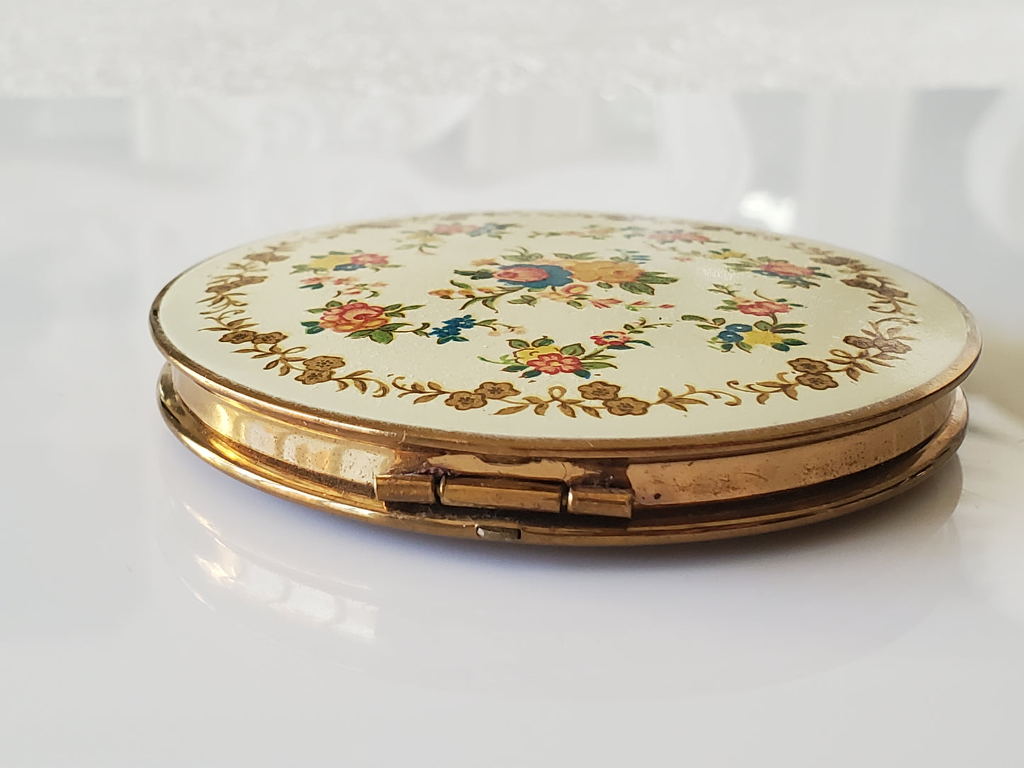 Mid century Stratton of England Cream Floral Powder Compact Mirror