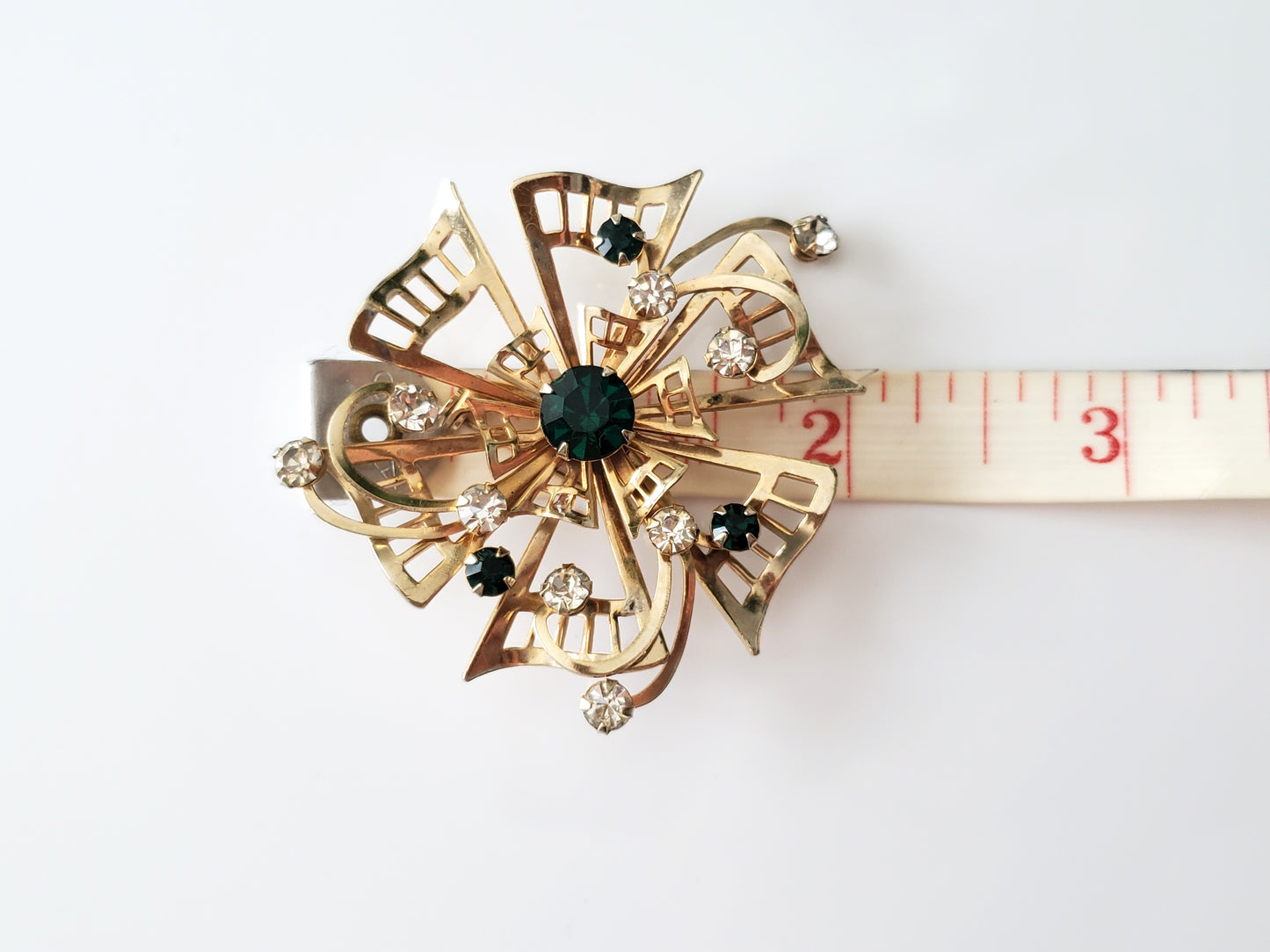 Vintage Green and Clear Rhinestone Wreath Pin Brooch