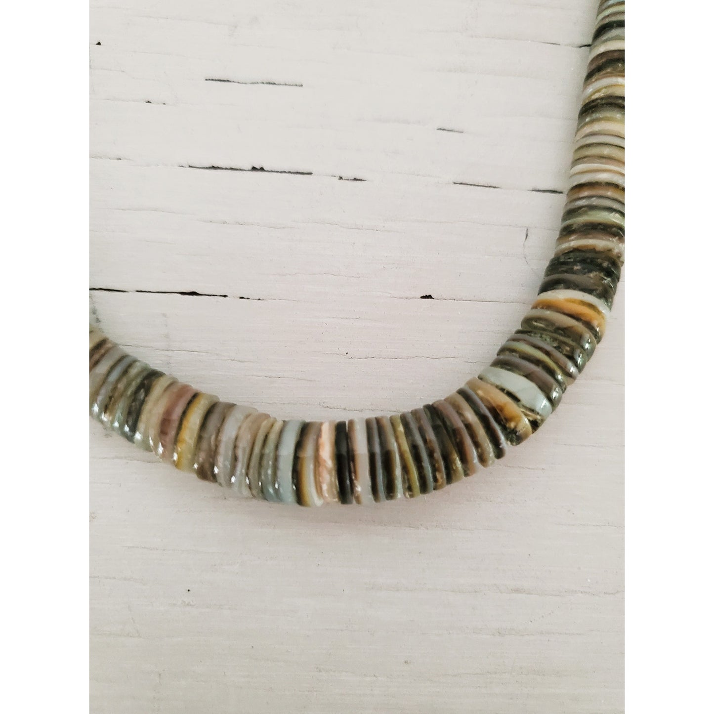 Vintage Shell Screw Clasp Choker Necklace