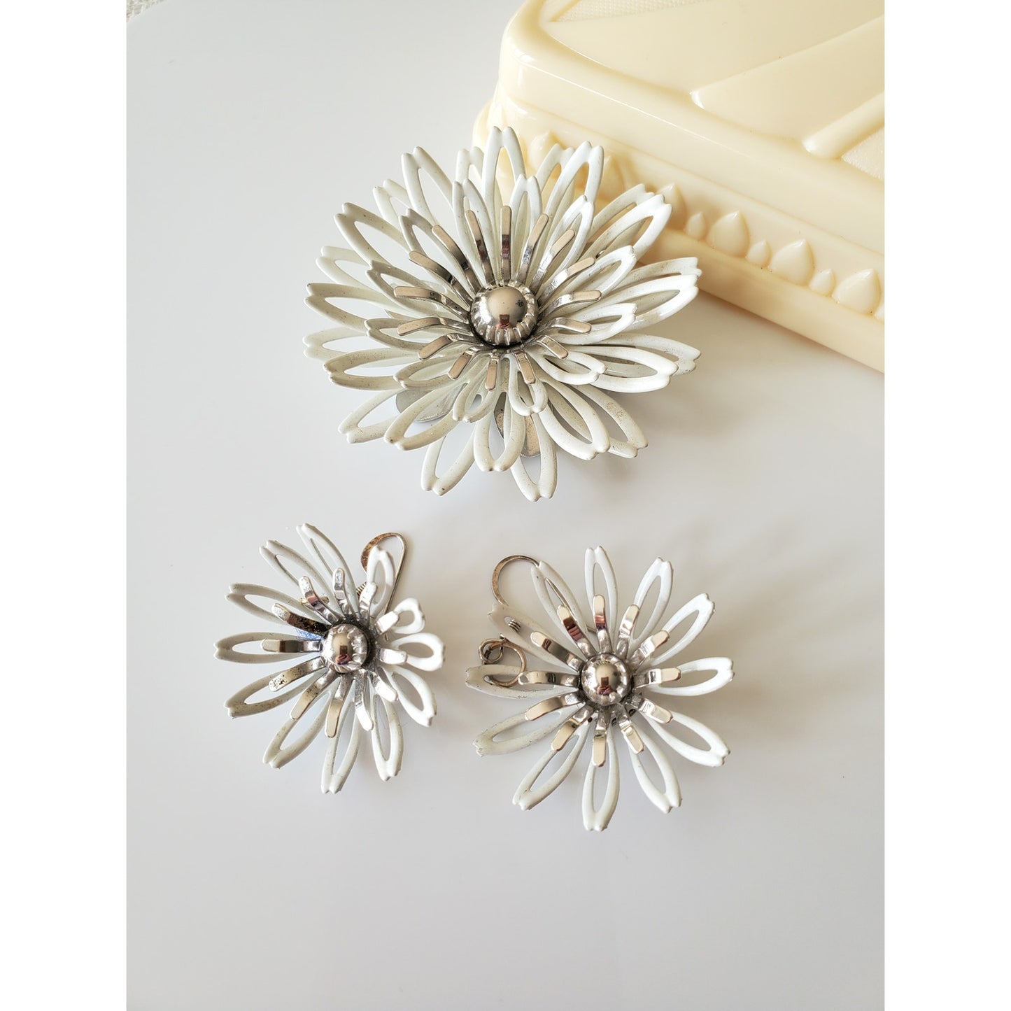 Vintage Sarah Coventry White and Silver Enamel Metal Flower Brooch and Earring Set