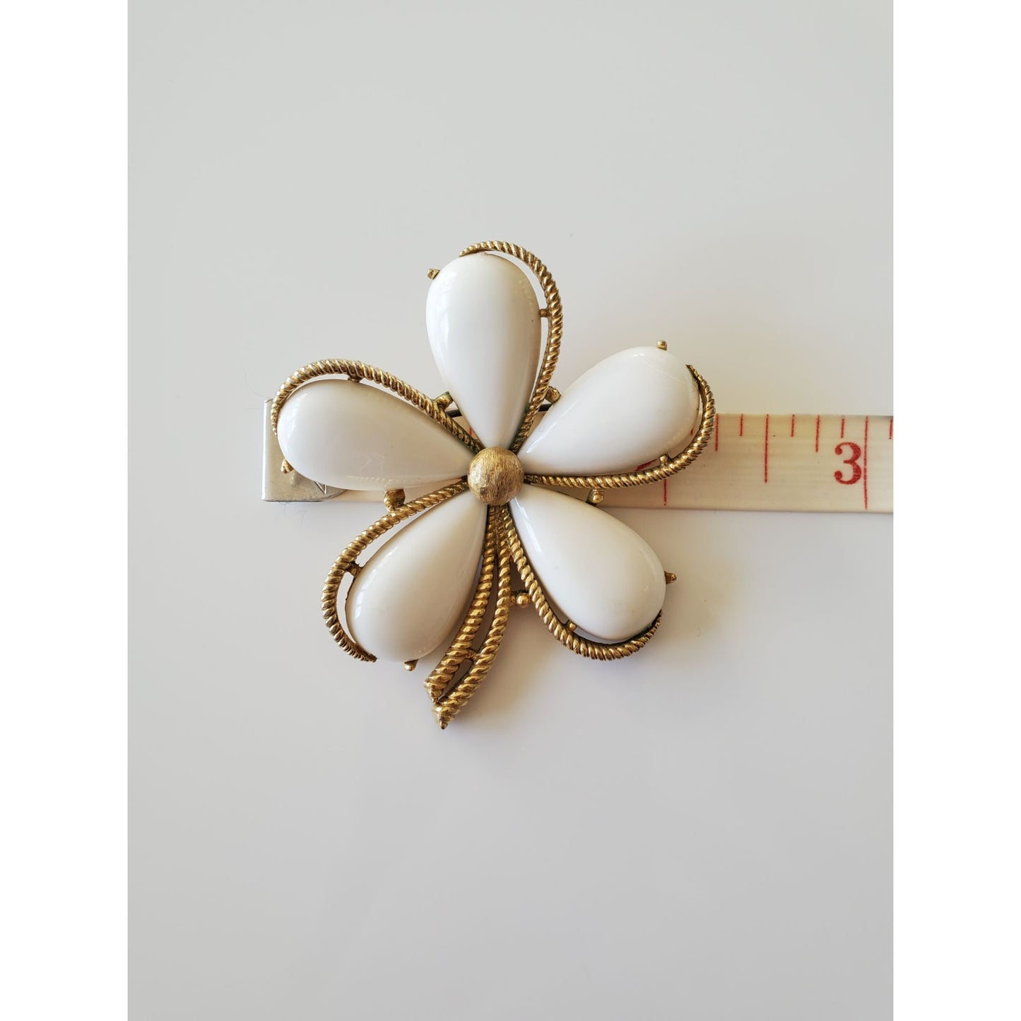 Vintage Crown Trifari Milk Glass Goldtone Daisy Brooch
