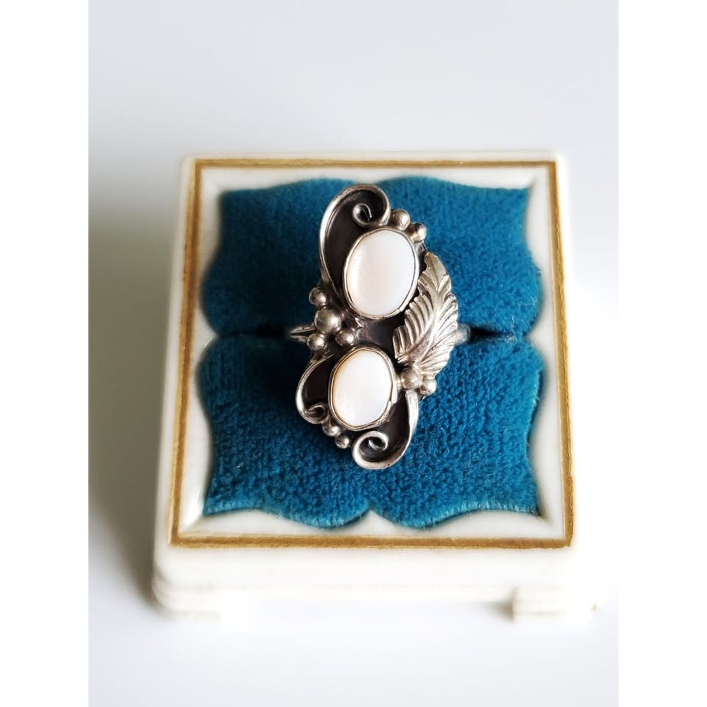 Vintage Southwestern Sterling Mother of Pearl Ring – 3.00g