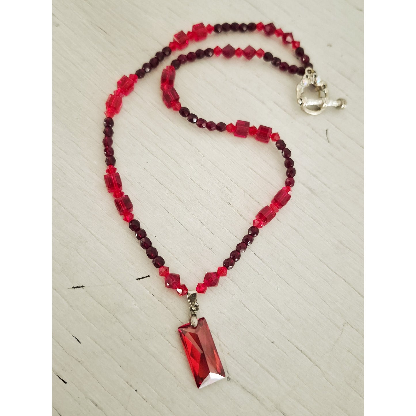Vintage Red Geometric Glass Bead Choker Necklace with Toggle Clasp
