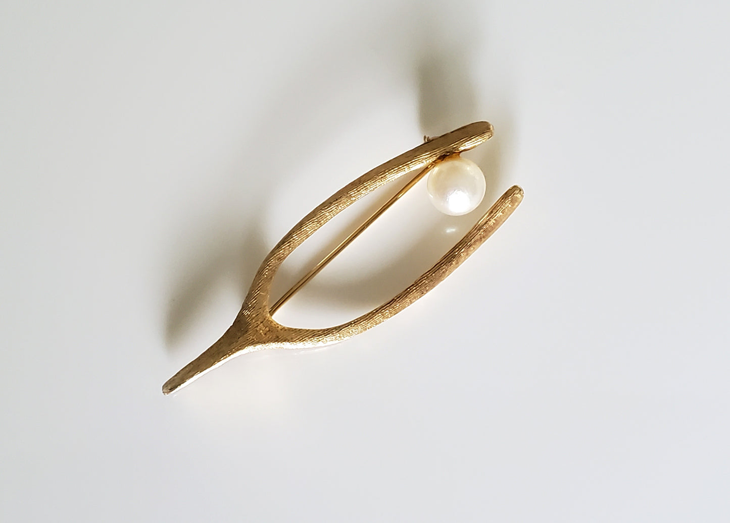 14K Gold - Vintage Wishbone 6.6mm Cultured Pearl Pin Brooch