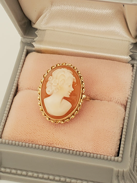 14K Gold Right Facing Victorian Lady Cameo Shell Ring