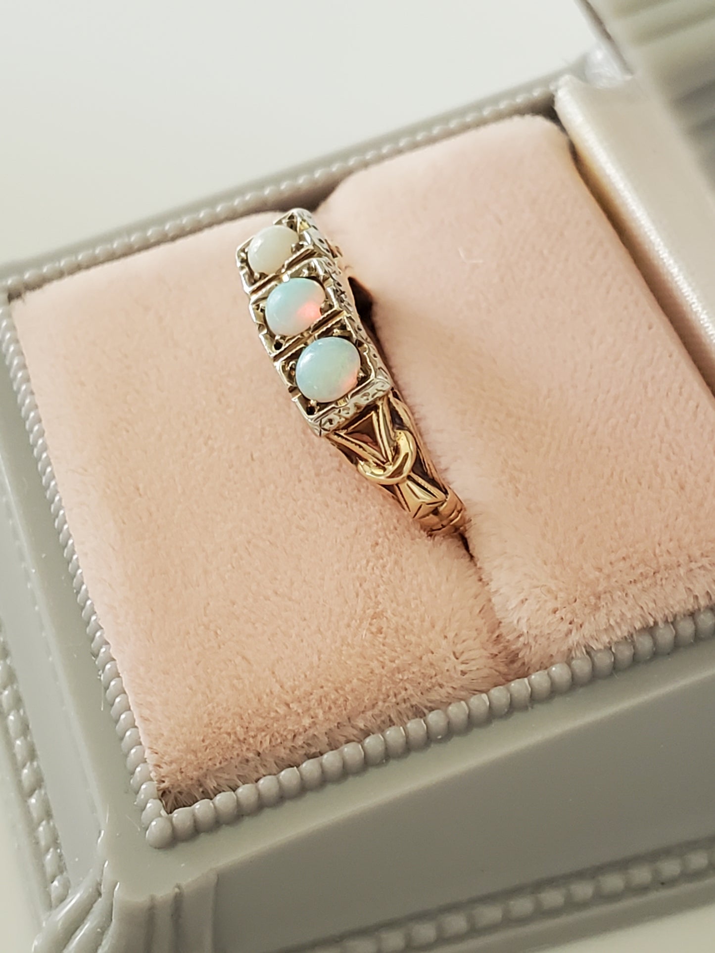 Beautiful Victorian Art Deco Filigree Opal Ring - 14K Gold