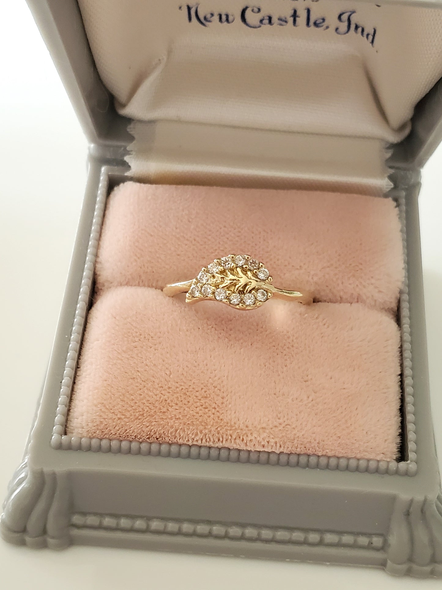 14K Gold – Small Leaf Diamond Ring