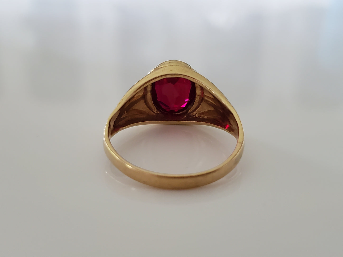 Vintage Mid-Century 14K Gold Bezel Set Ganet Ring