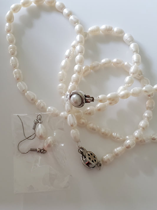 Freshwater Cultured Pearl Set – Necklace, Bracelet and Earrings