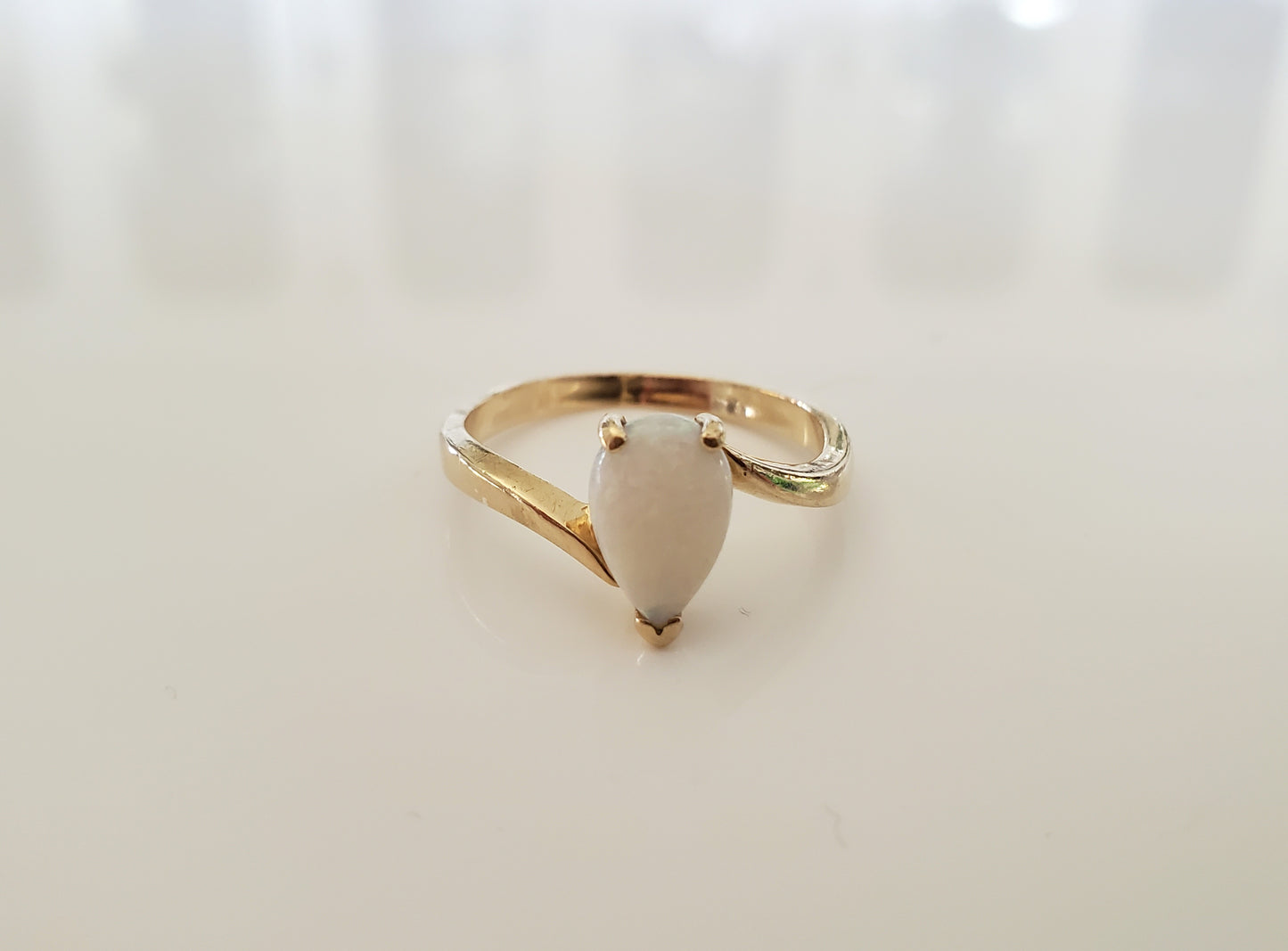 14K Gold - Vintage Pear-shaped Opal Bypass Ring