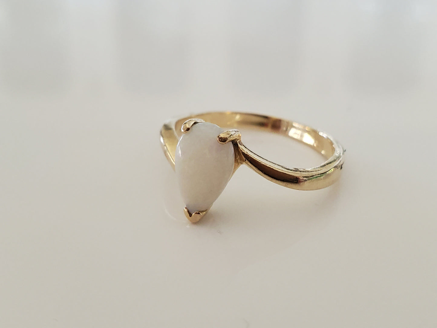 14K Gold - Vintage Pear-shaped Opal Bypass Ring