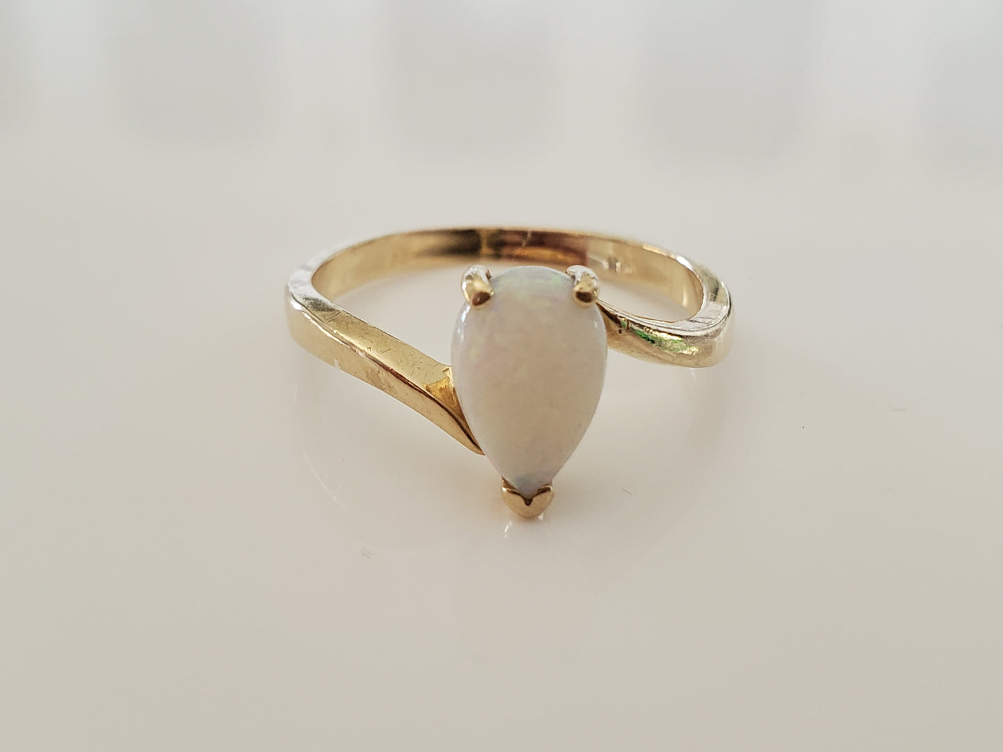 14K Gold - Vintage Pear-shaped Opal Bypass Ring