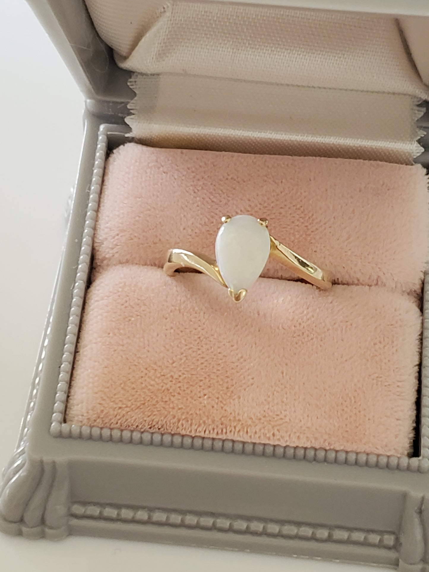 14K Gold - Vintage Pear-shaped Opal Bypass Ring