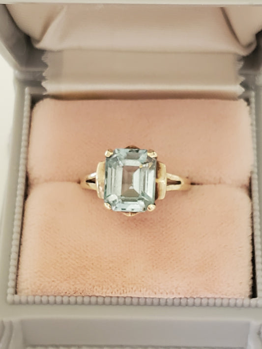 Vintage 10K Solid Gold Emerald Cut Aquamarine Ring