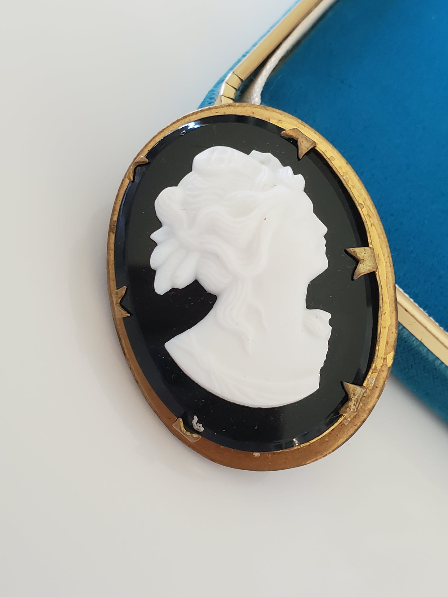 Vintage Gold Plated Black and White Stone Cameo Brooch