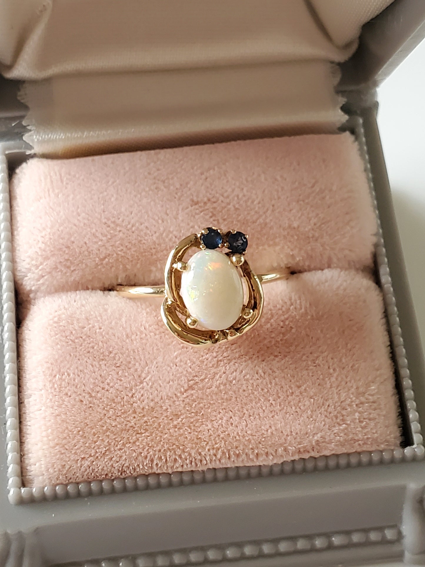 Vintage 10K Solid Gold Opal and Sapphire Ring