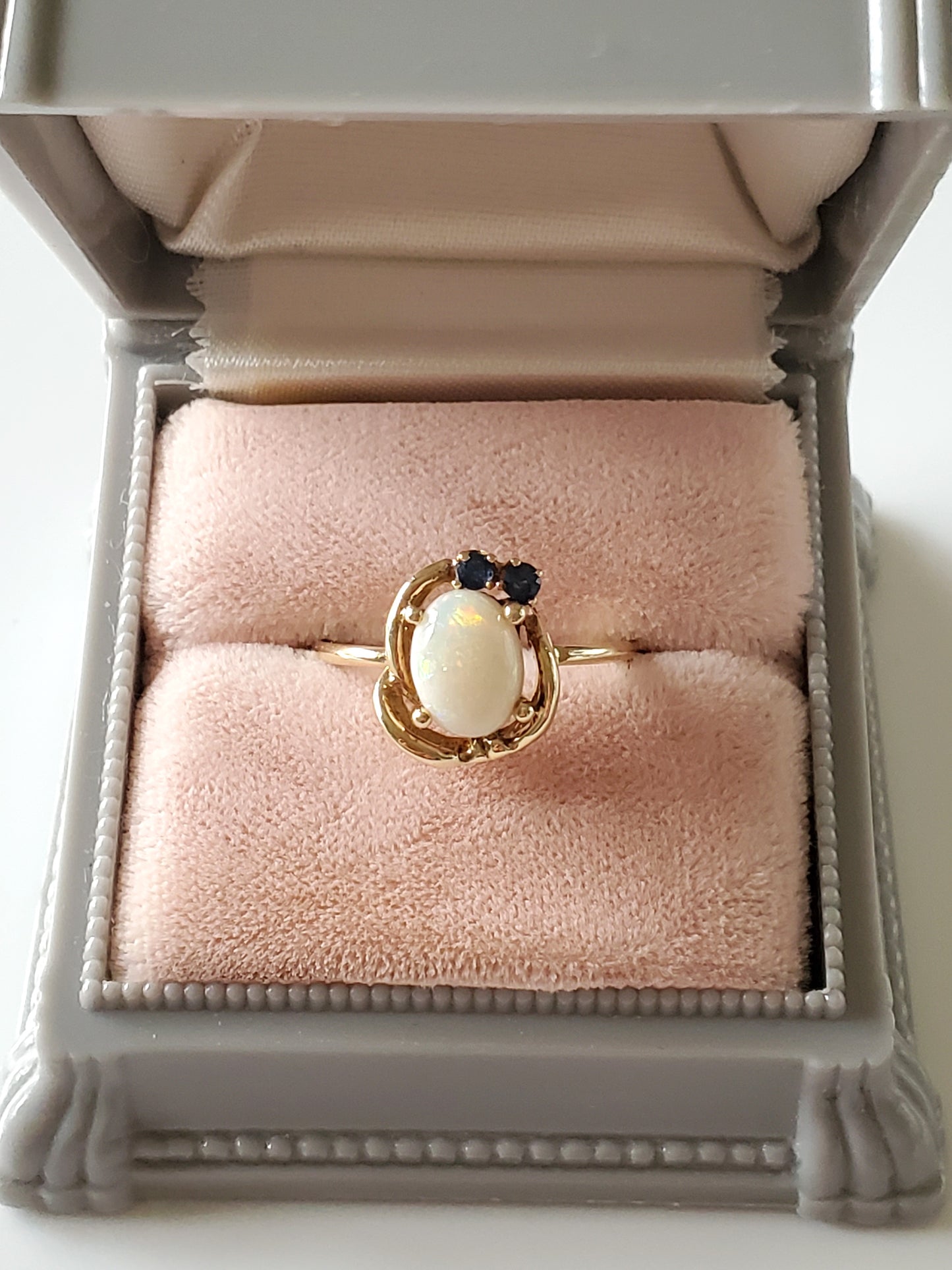 Vintage 10K Solid Gold Opal and Sapphire Ring