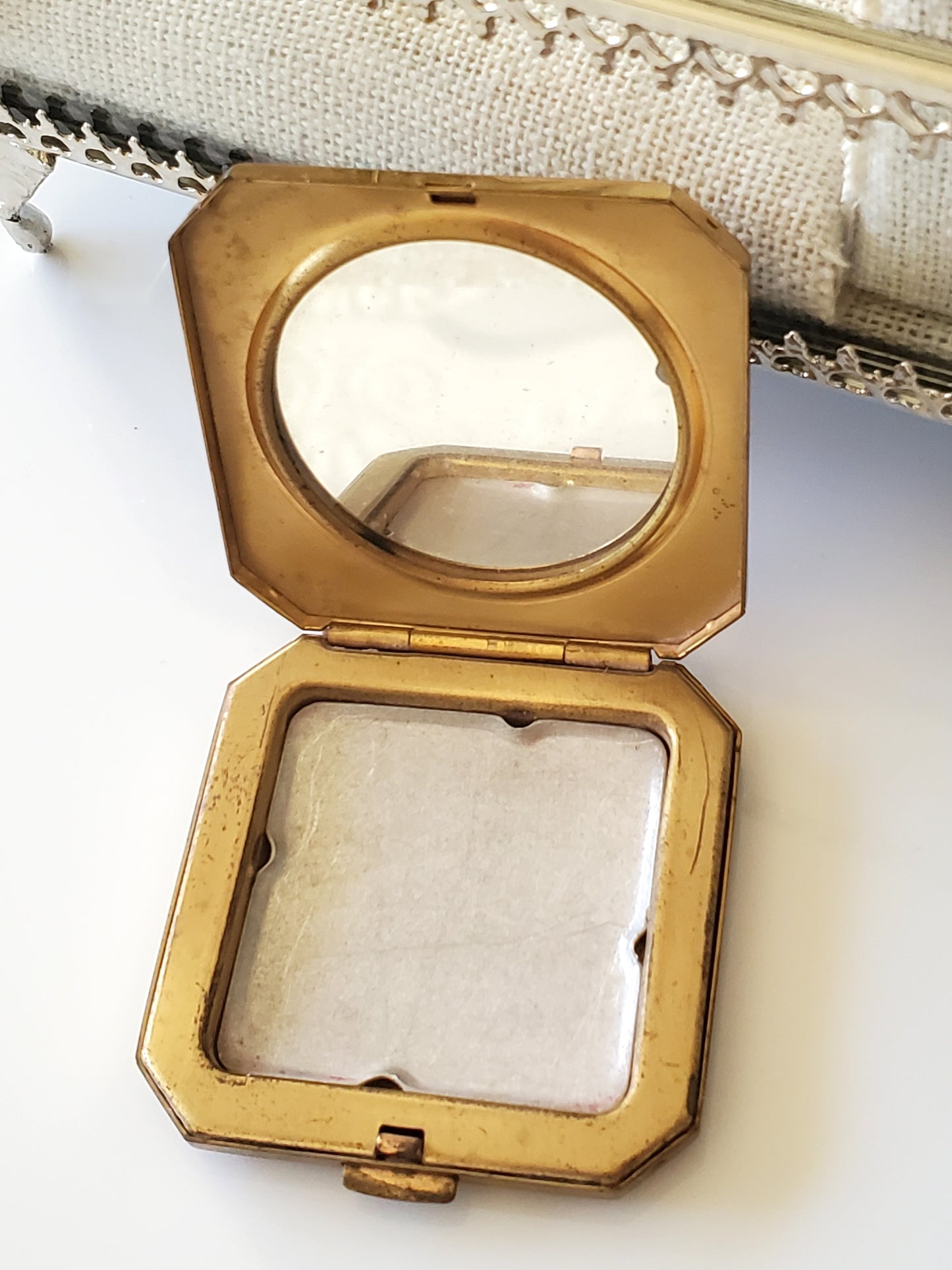 Small Vintage Richard Hudnut Square Gold Compact