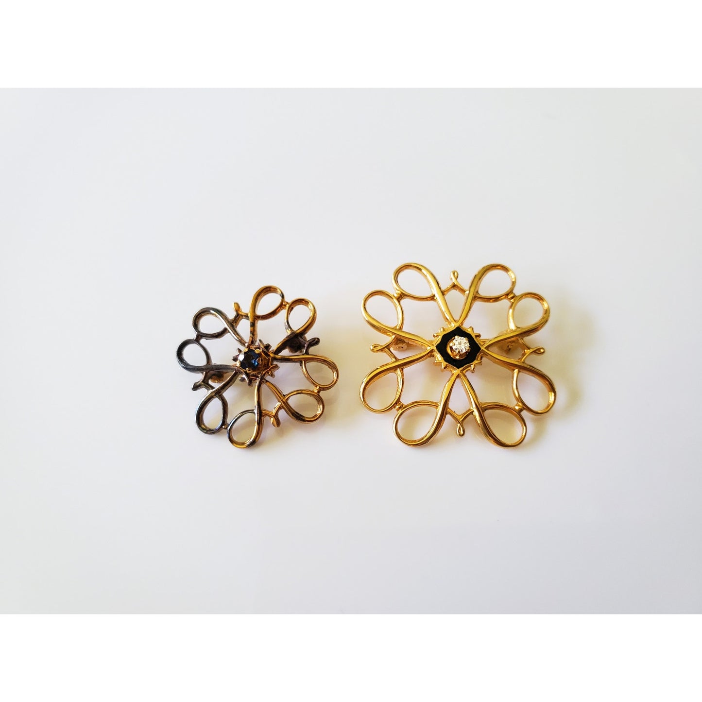 Vintage Lot of 4 Gold Tone Small Brooches