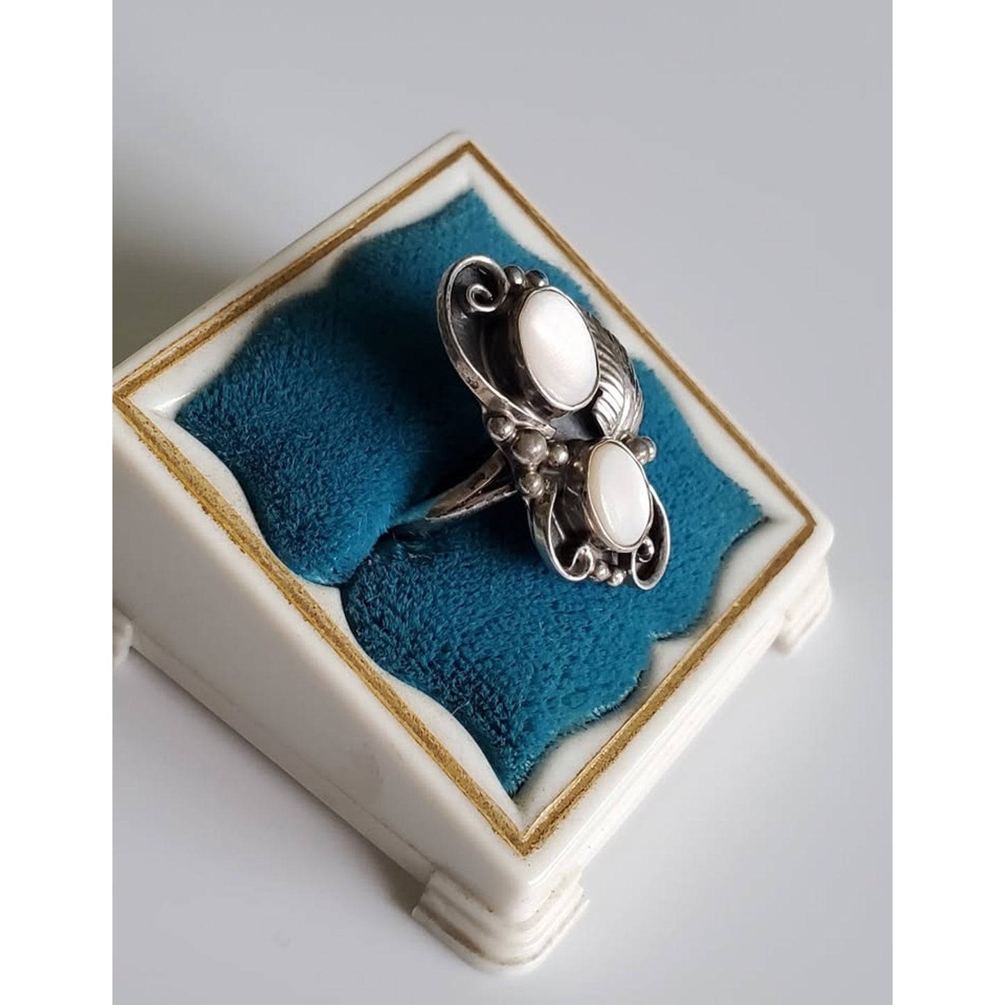 Vintage Southwestern Sterling Mother of Pearl Ring – 3.00g