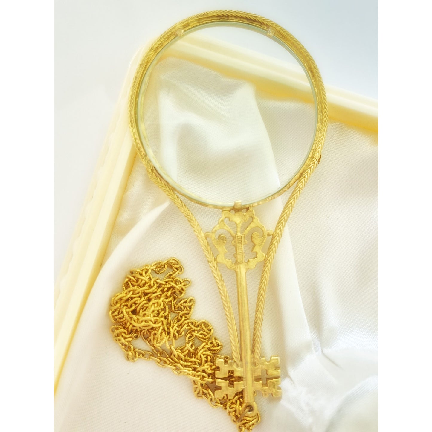 Vintage Florenza Magnifying Glass Necklace