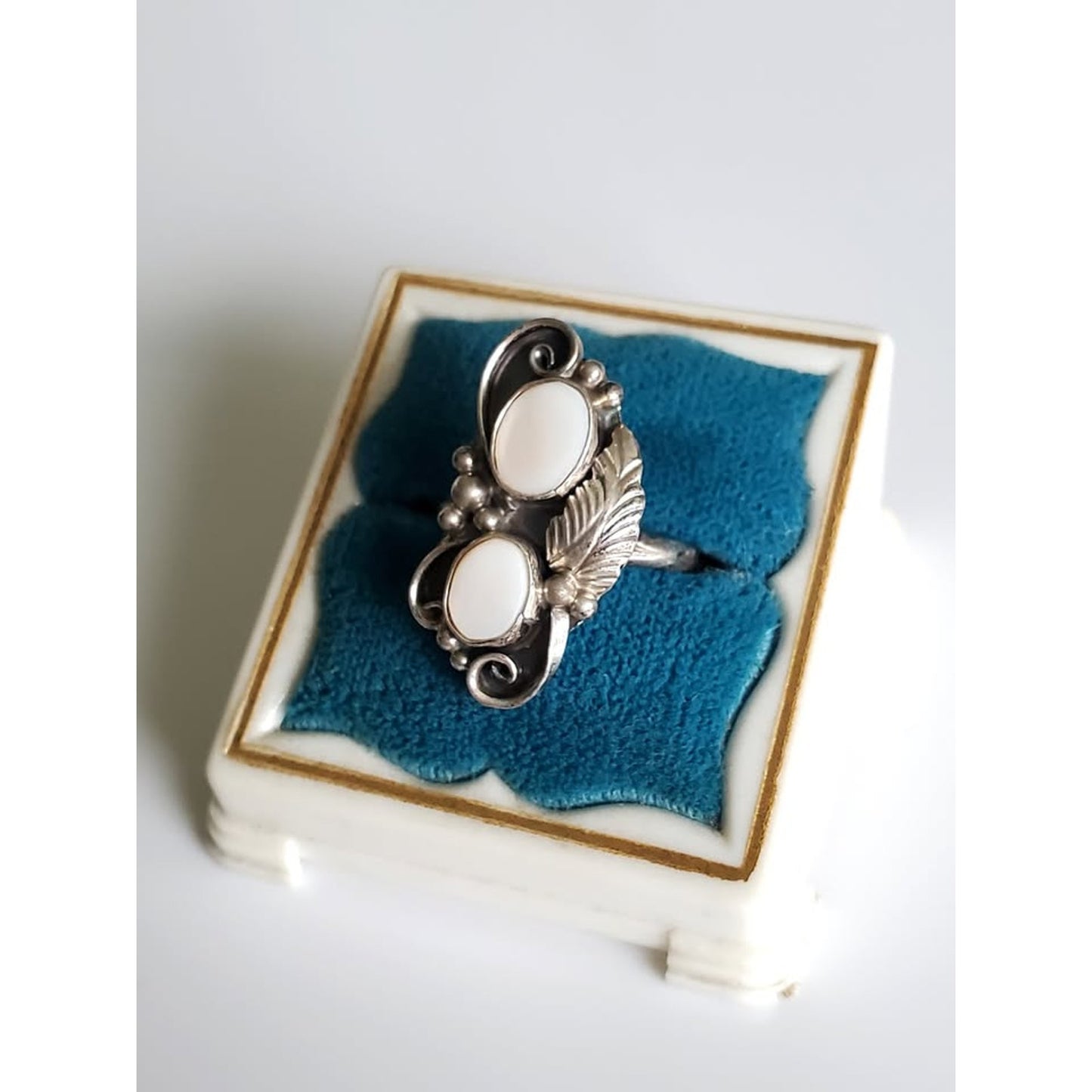 Vintage Southwestern Sterling Mother of Pearl Ring – 3.00g