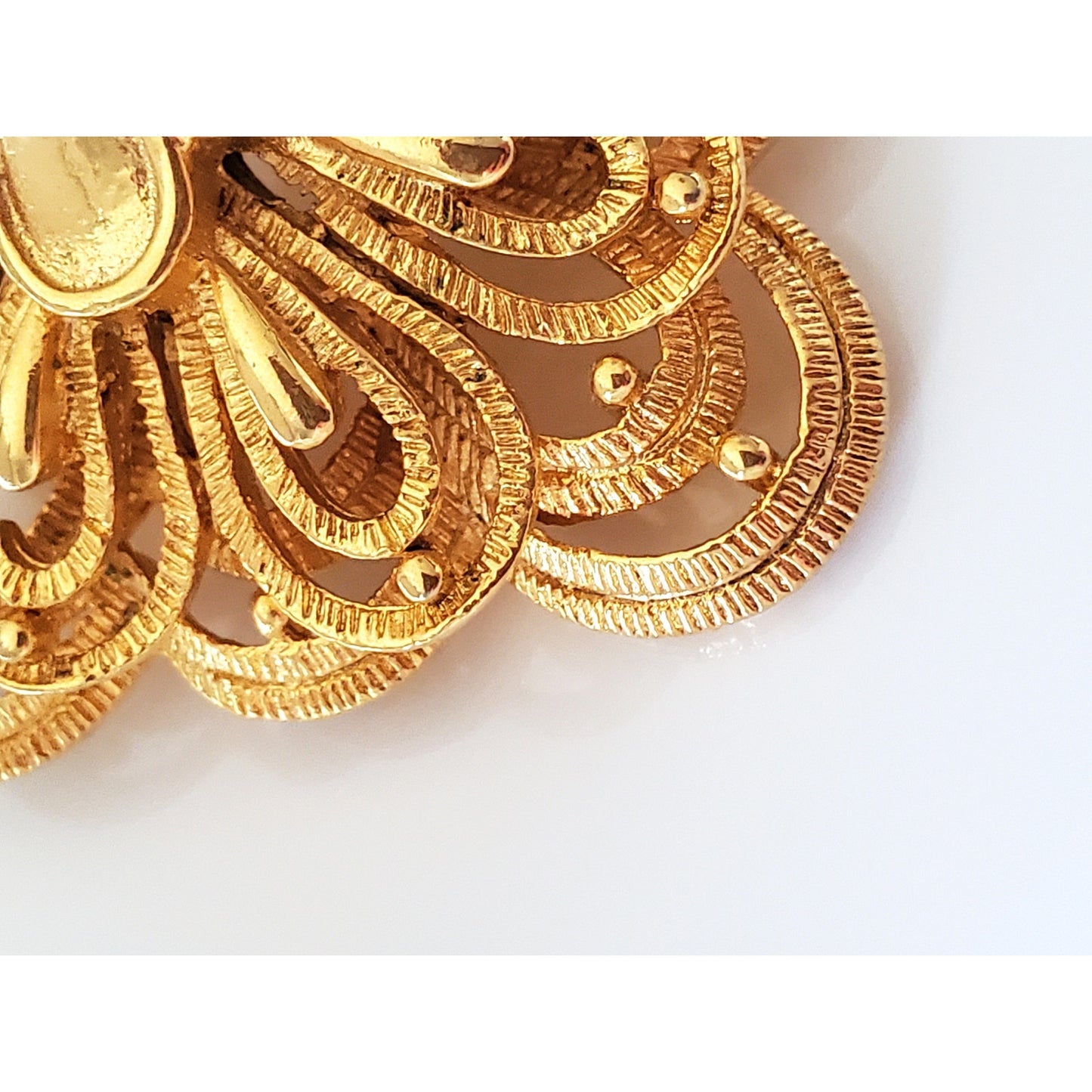 Vintage Lisner Gold Tone Layered Brooch