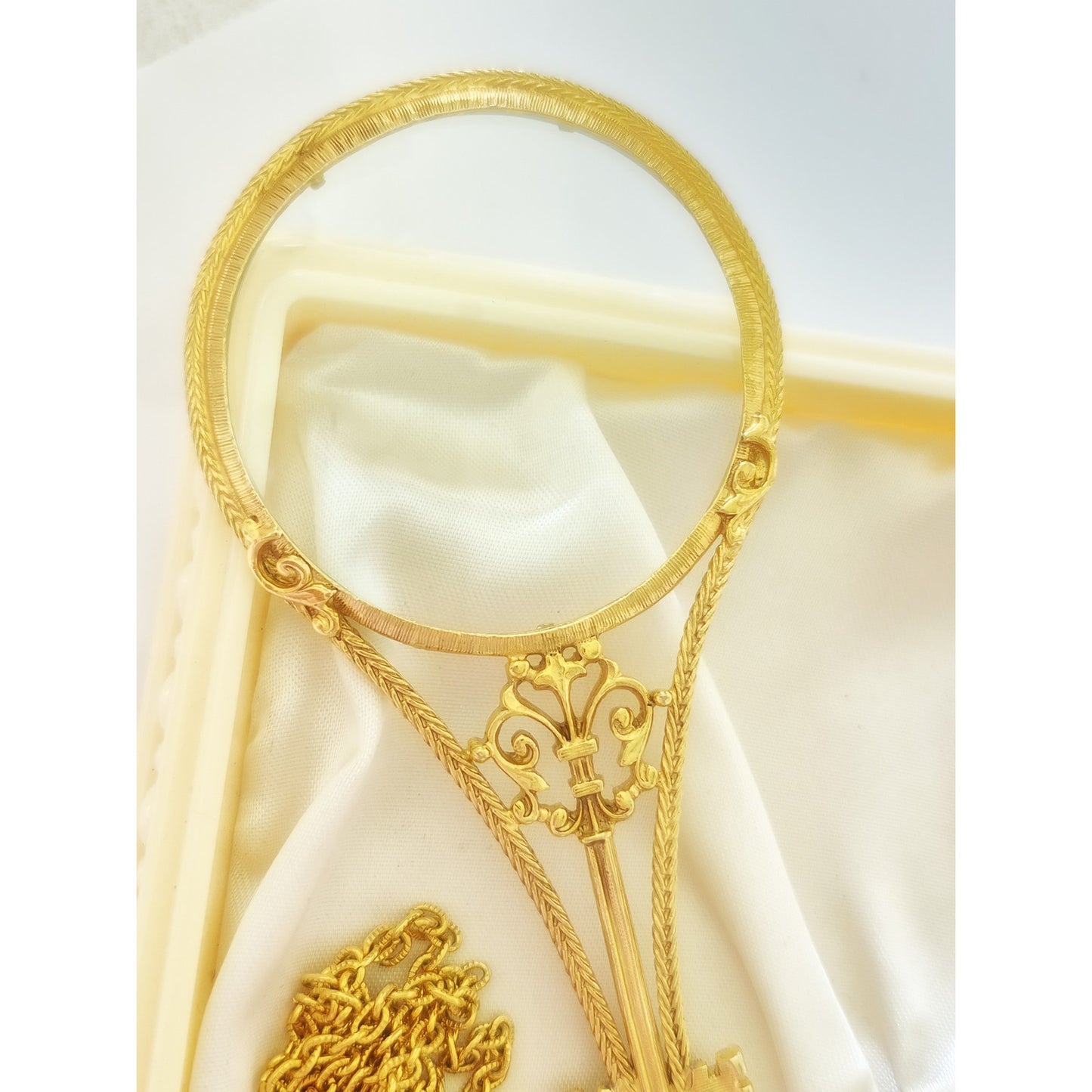 Vintage Florenza Magnifying Glass Necklace