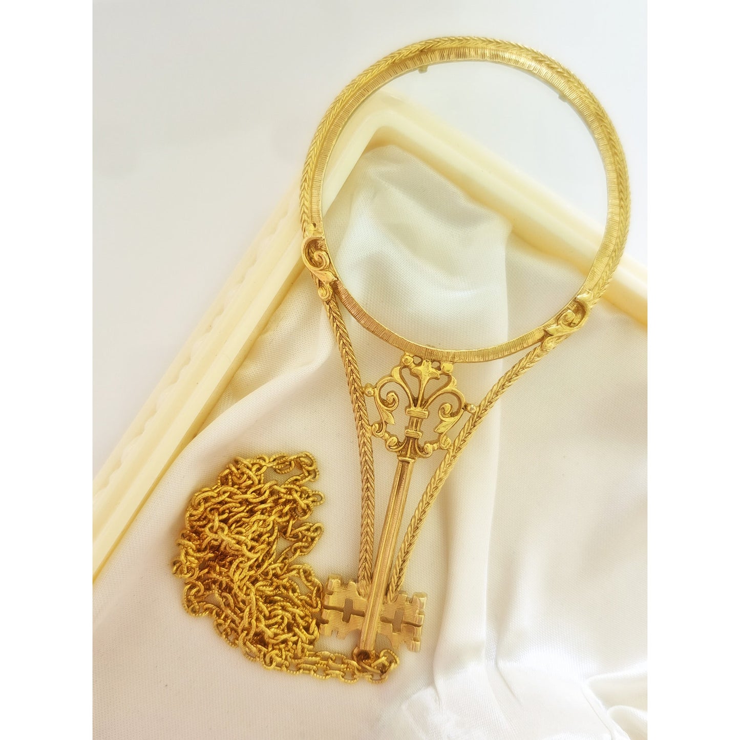 Vintage Florenza Magnifying Glass Necklace