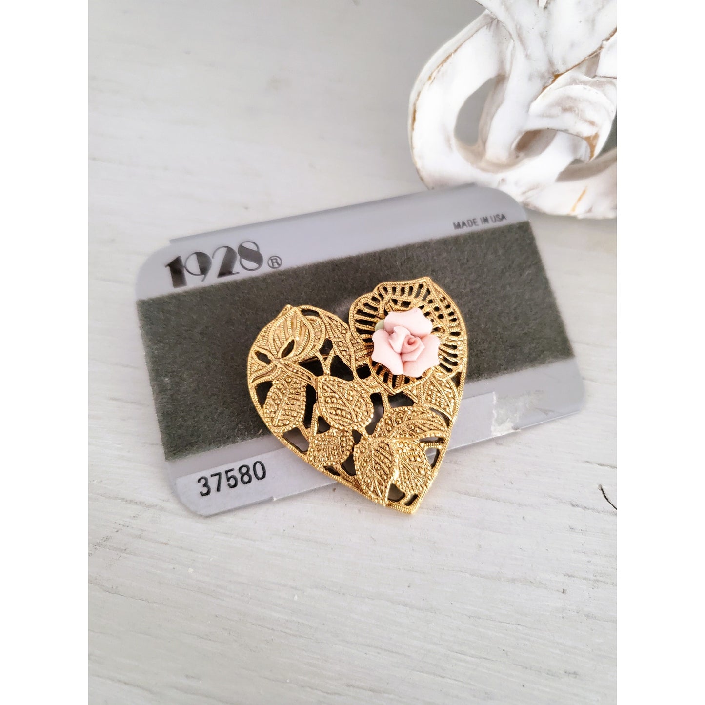 Vintage 1928 Porcelain Brooch Pin
