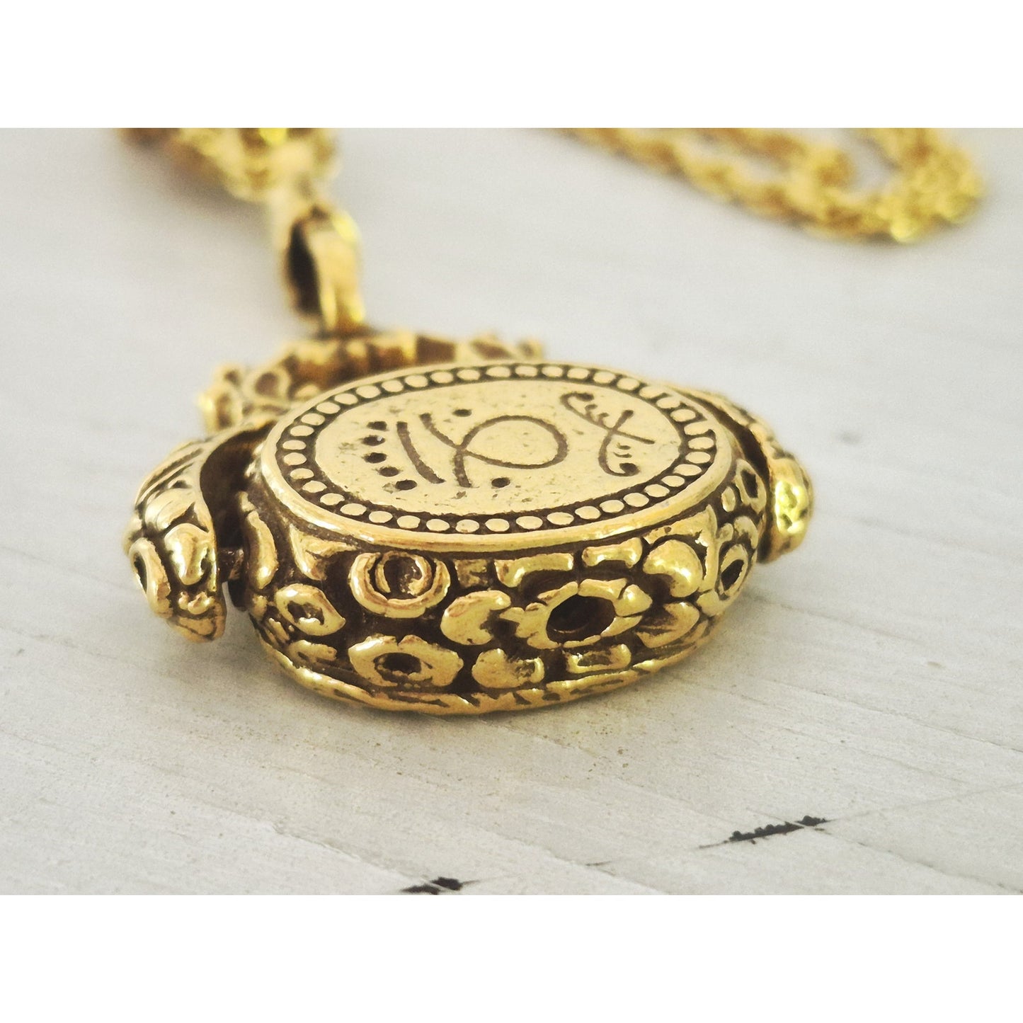 Vintage Gold-tone Spinning Fob Pendant Necklace