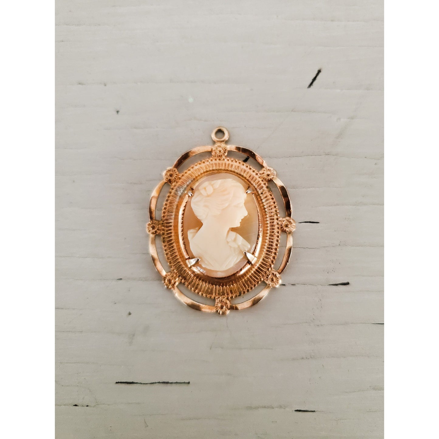 Vintage Cameo Gold Tone Pendant