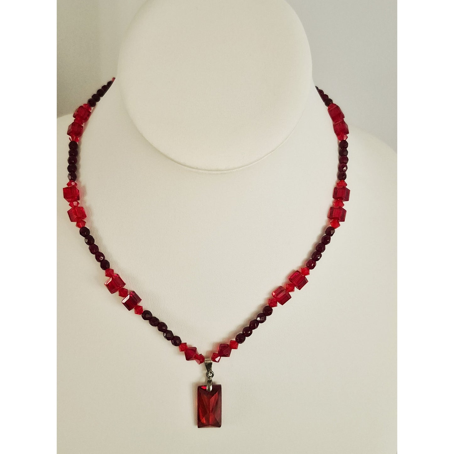 Vintage Red Geometric Glass Bead Choker Necklace with Toggle Clasp